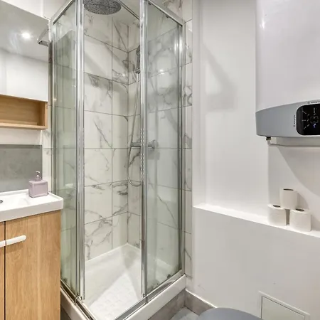 Moderne 2 Personnes Pres De La Bastille